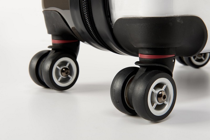 spinner luggage with recessed wheels